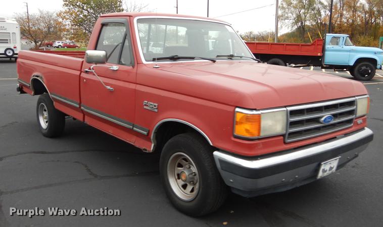 image for item DF1944 1990 Ford F150 XLT Lariat pickup truck