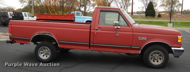 image for item DF1944 1990 Ford F150 XLT Lariat pickup truck