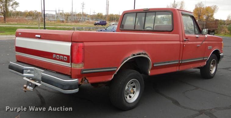 image for item DF1944 1990 Ford F150 XLT Lariat pickup truck