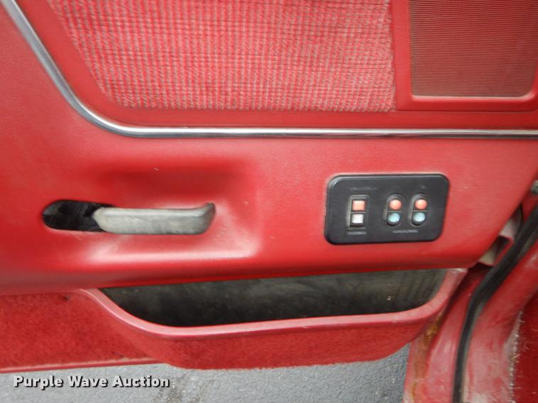 image for item DF1944 1990 Ford F150 XLT Lariat pickup truck