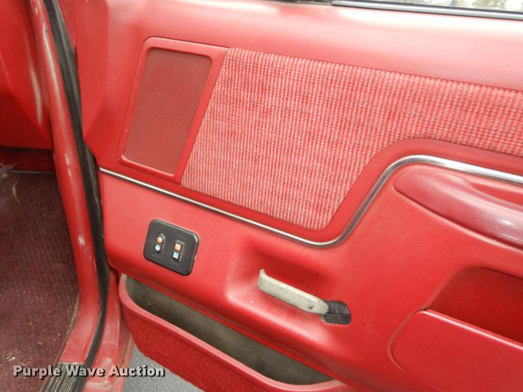 image for item DF1944 1990 Ford F150 XLT Lariat pickup truck