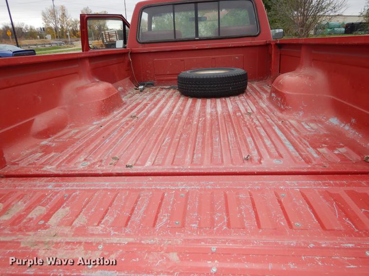 image for item DF1944 1990 Ford F150 XLT Lariat pickup truck