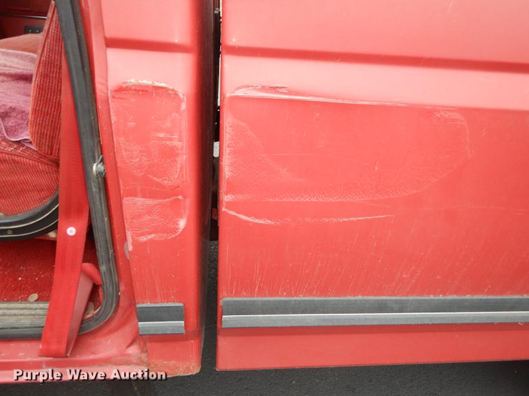 image for item DF1944 1990 Ford F150 XLT Lariat pickup truck