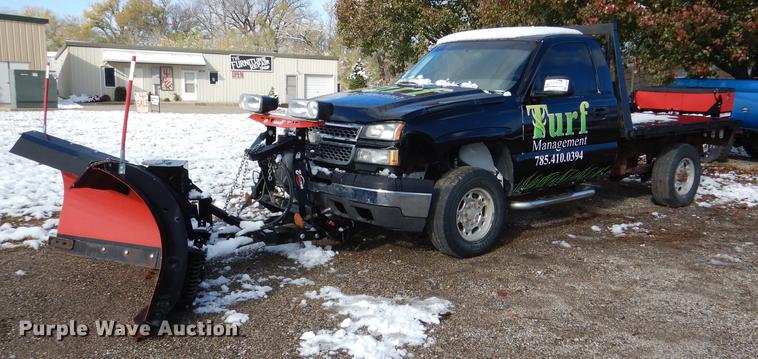 image for item DF1962 2005 Chevrolet Silverado 2500HD flatbed pickup truck