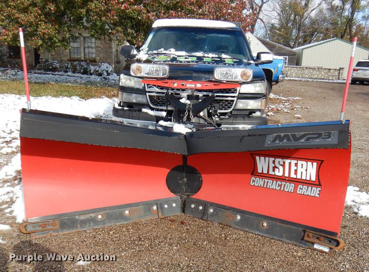 image for item DF1962 2005 Chevrolet Silverado 2500HD flatbed pickup truck