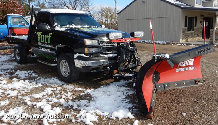 image for item DF1962 2005 Chevrolet Silverado 2500HD flatbed pickup truck