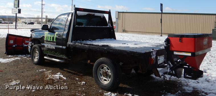 image for item DF1962 2005 Chevrolet Silverado 2500HD flatbed pickup truck