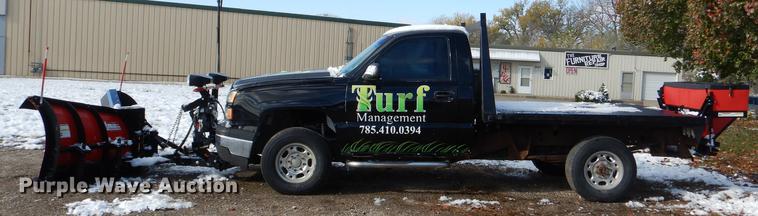 image for item DF1962 2005 Chevrolet Silverado 2500HD flatbed pickup truck