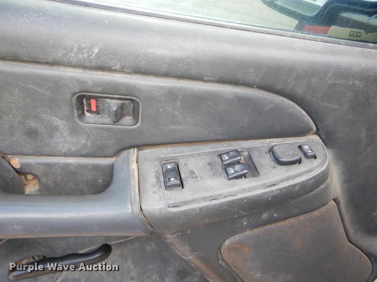 image for item DF1962 2005 Chevrolet Silverado 2500HD flatbed pickup truck