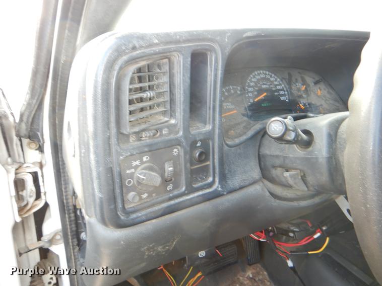 image for item DF1962 2005 Chevrolet Silverado 2500HD flatbed pickup truck