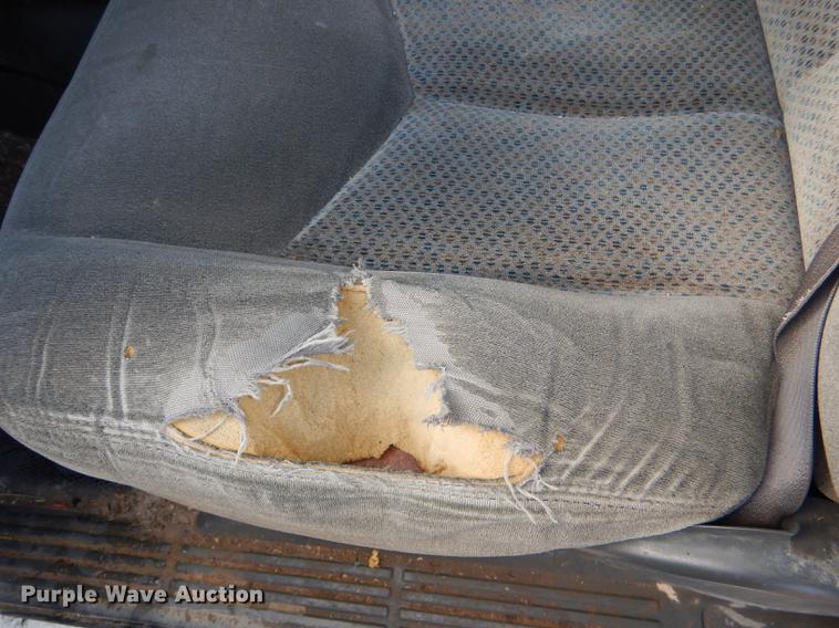 image for item DF1962 2005 Chevrolet Silverado 2500HD flatbed pickup truck