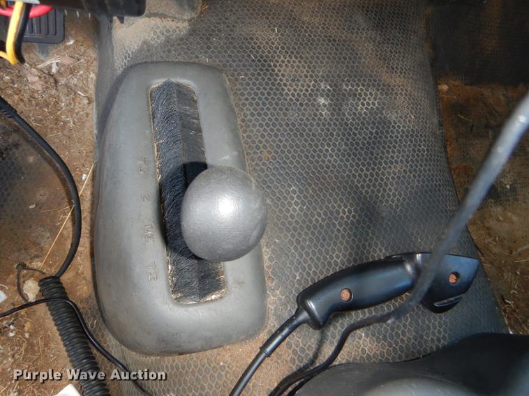 image for item DF1962 2005 Chevrolet Silverado 2500HD flatbed pickup truck