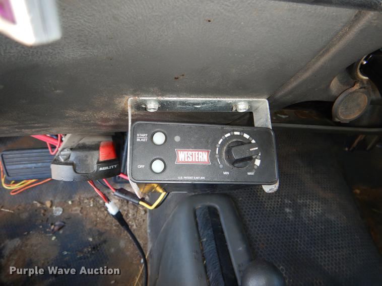 image for item DF1962 2005 Chevrolet Silverado 2500HD flatbed pickup truck