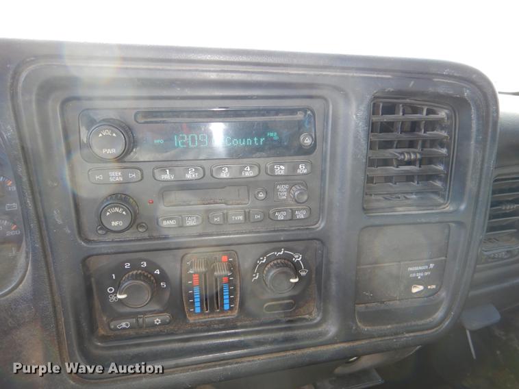 image for item DF1962 2005 Chevrolet Silverado 2500HD flatbed pickup truck