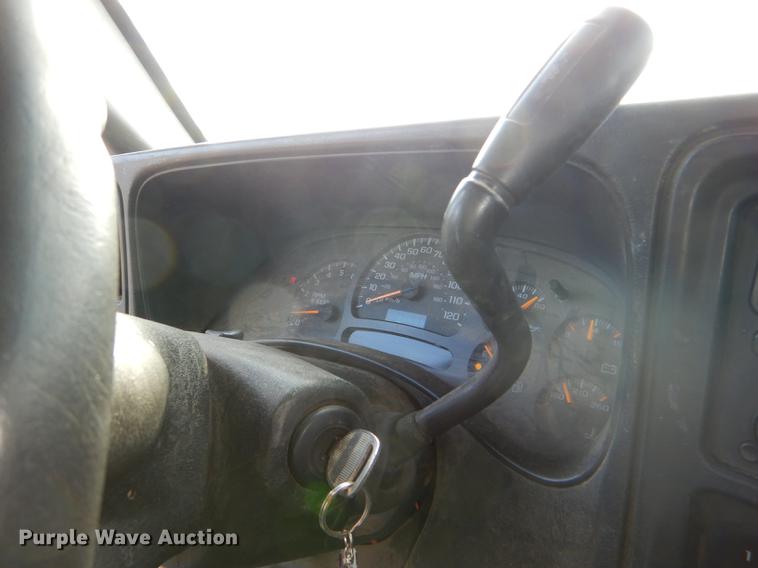 image for item DF1962 2005 Chevrolet Silverado 2500HD flatbed pickup truck