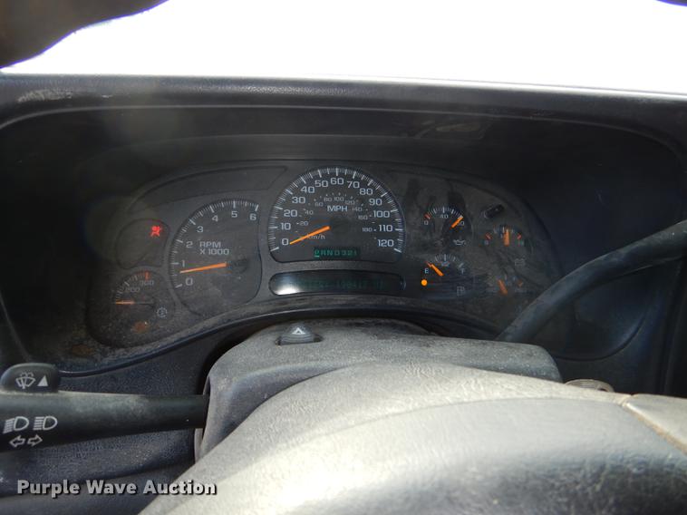 image for item DF1962 2005 Chevrolet Silverado 2500HD flatbed pickup truck