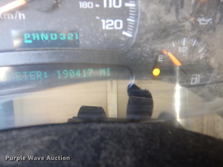 image for item DF1962 2005 Chevrolet Silverado 2500HD flatbed pickup truck