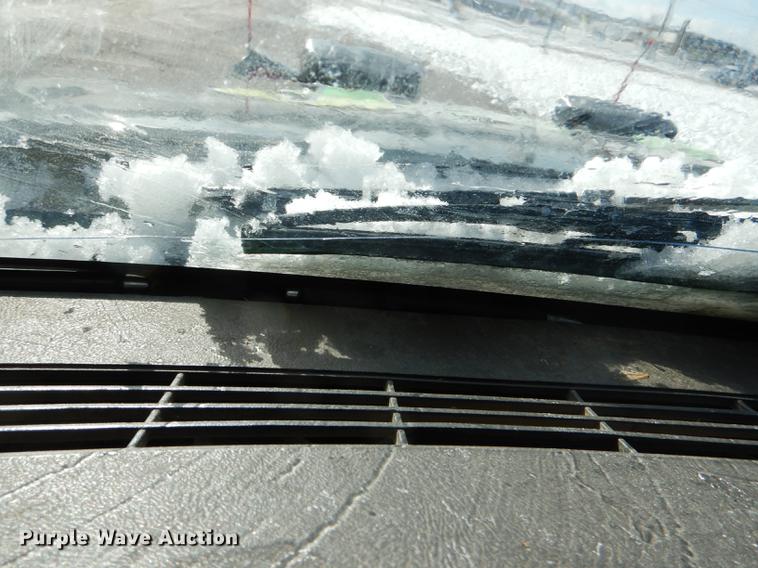 image for item DF1962 2005 Chevrolet Silverado 2500HD flatbed pickup truck