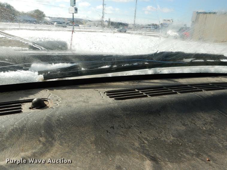 image for item DF1962 2005 Chevrolet Silverado 2500HD flatbed pickup truck