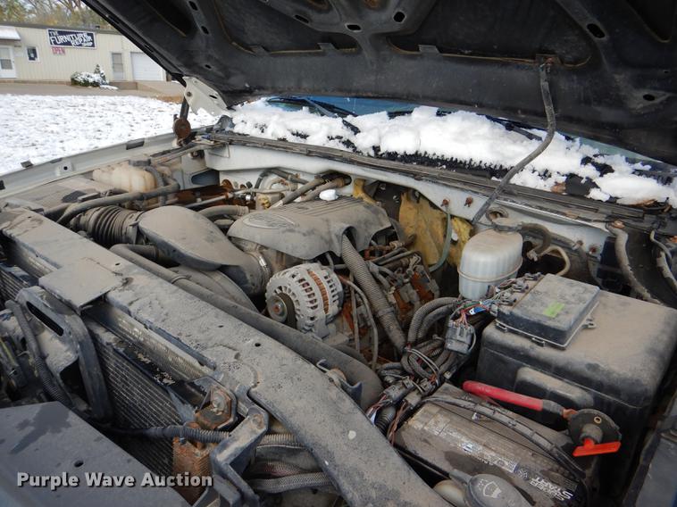 image for item DF1962 2005 Chevrolet Silverado 2500HD flatbed pickup truck