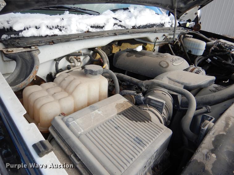 image for item DF1962 2005 Chevrolet Silverado 2500HD flatbed pickup truck