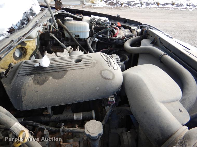 image for item DF1962 2005 Chevrolet Silverado 2500HD flatbed pickup truck