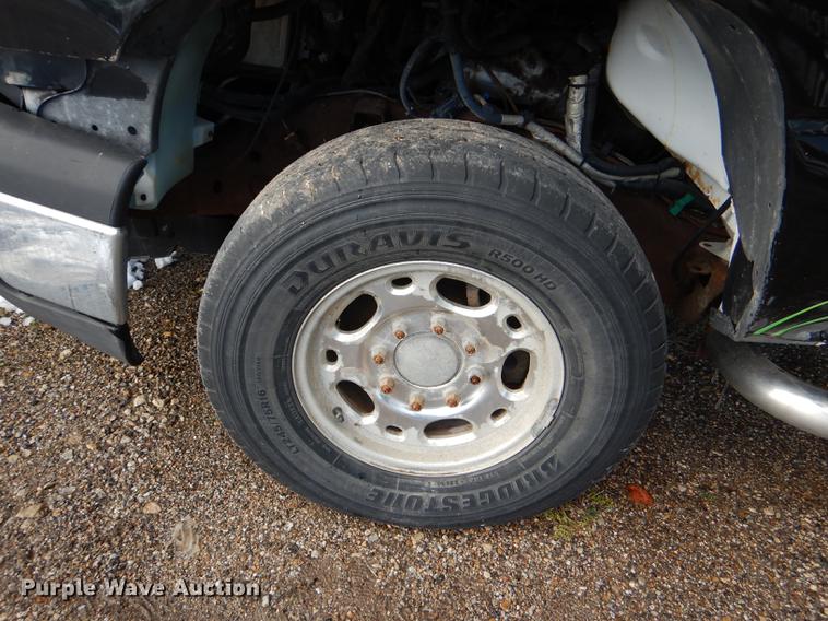 image for item DF1962 2005 Chevrolet Silverado 2500HD flatbed pickup truck