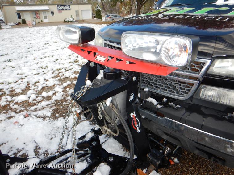 image for item DF1962 2005 Chevrolet Silverado 2500HD flatbed pickup truck