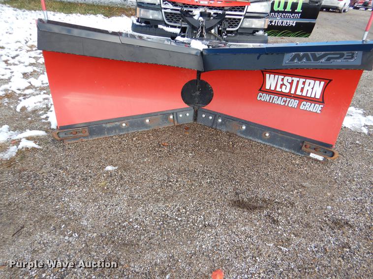 image for item DF1962 2005 Chevrolet Silverado 2500HD flatbed pickup truck