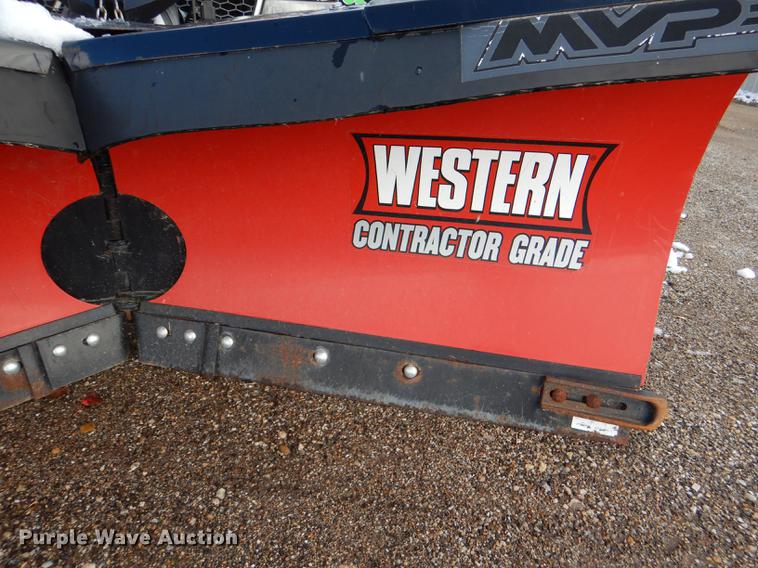 image for item DF1962 2005 Chevrolet Silverado 2500HD flatbed pickup truck