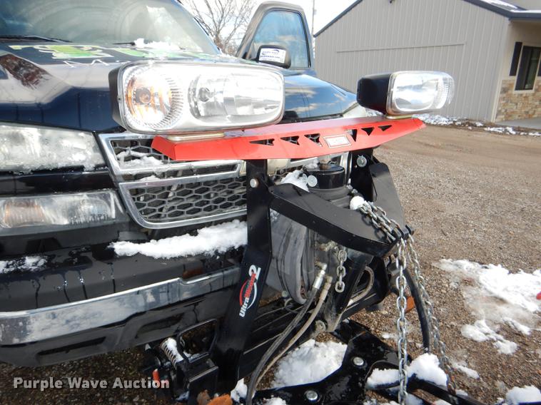 image for item DF1962 2005 Chevrolet Silverado 2500HD flatbed pickup truck