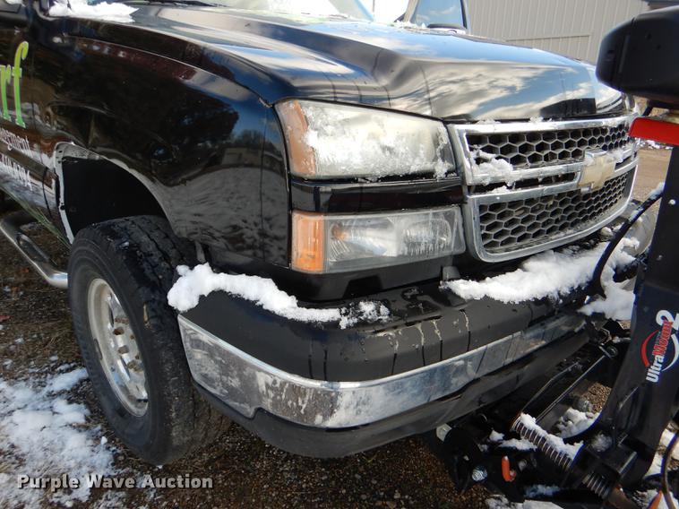 image for item DF1962 2005 Chevrolet Silverado 2500HD flatbed pickup truck