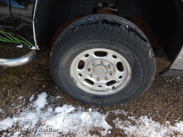 image for item DF1962 2005 Chevrolet Silverado 2500HD flatbed pickup truck