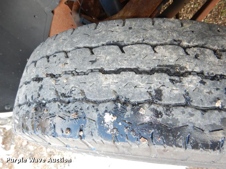 image for item DF1962 2005 Chevrolet Silverado 2500HD flatbed pickup truck