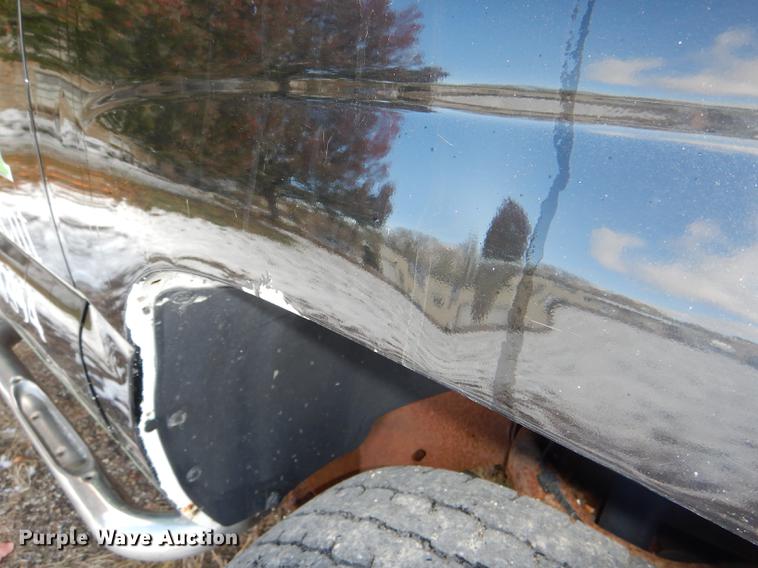 image for item DF1962 2005 Chevrolet Silverado 2500HD flatbed pickup truck