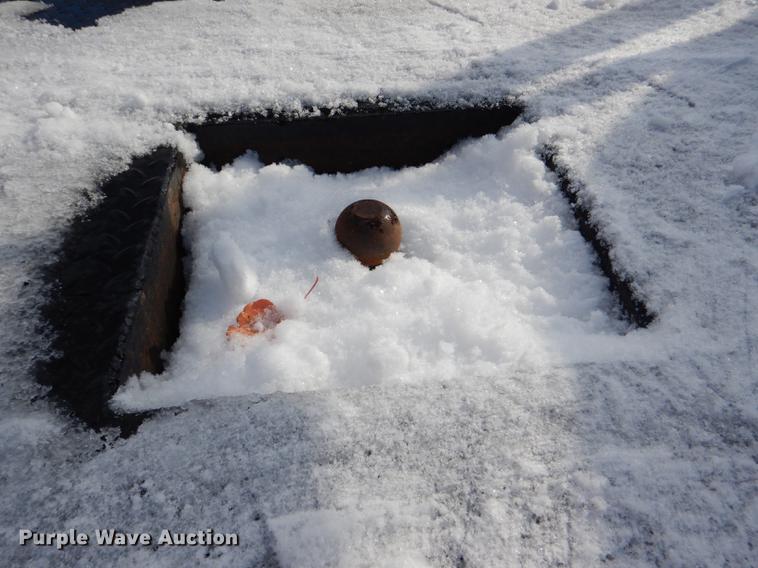 image for item DF1962 2005 Chevrolet Silverado 2500HD flatbed pickup truck