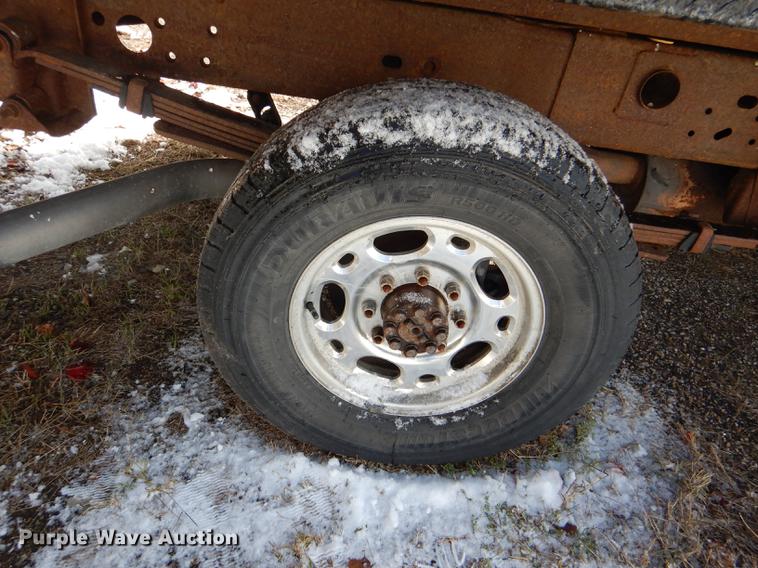 image for item DF1962 2005 Chevrolet Silverado 2500HD flatbed pickup truck