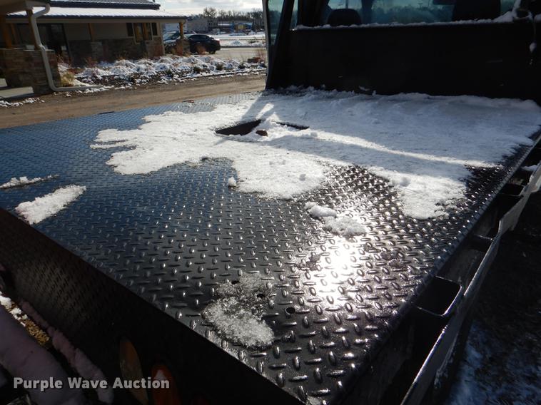 image for item DF1962 2005 Chevrolet Silverado 2500HD flatbed pickup truck