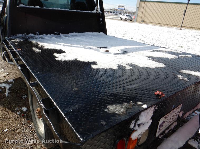 image for item DF1962 2005 Chevrolet Silverado 2500HD flatbed pickup truck