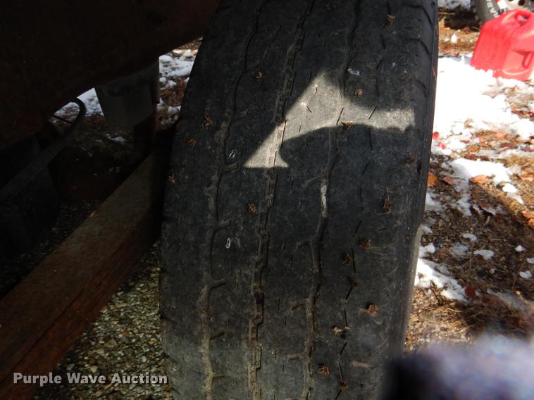 image for item DF1962 2005 Chevrolet Silverado 2500HD flatbed pickup truck