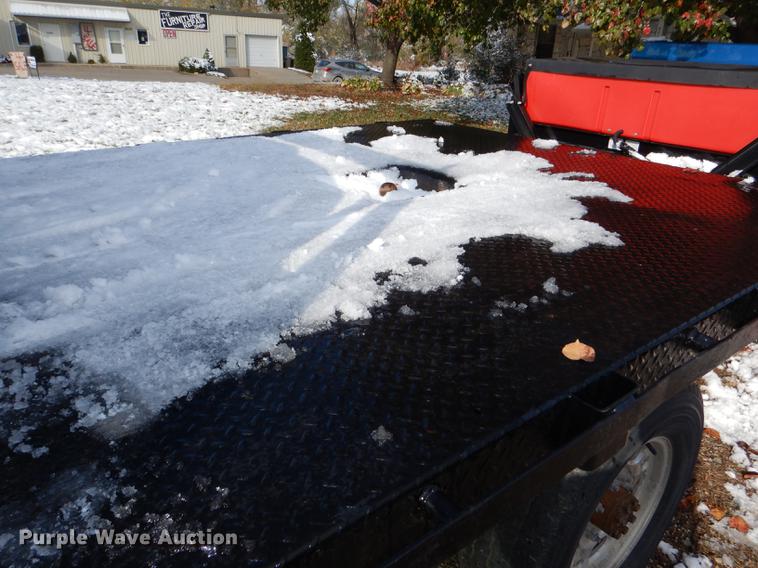 image for item DF1962 2005 Chevrolet Silverado 2500HD flatbed pickup truck