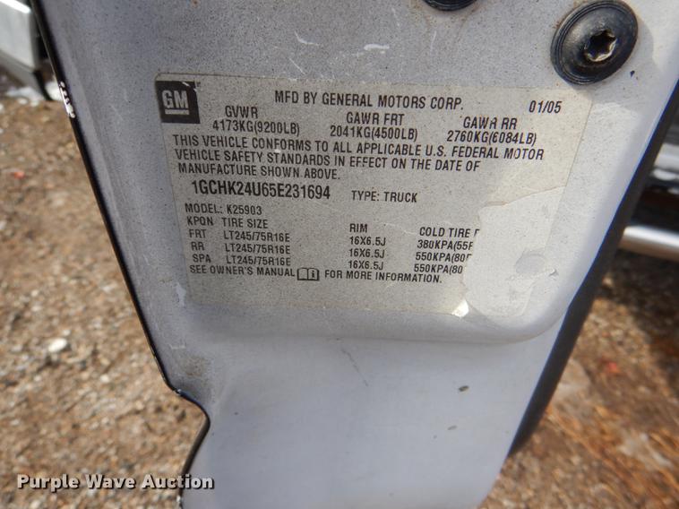 image for item DF1962 2005 Chevrolet Silverado 2500HD flatbed pickup truck