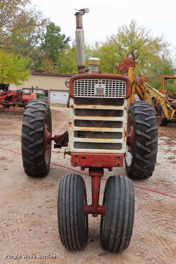 image for item DN9212 International 560 tractor