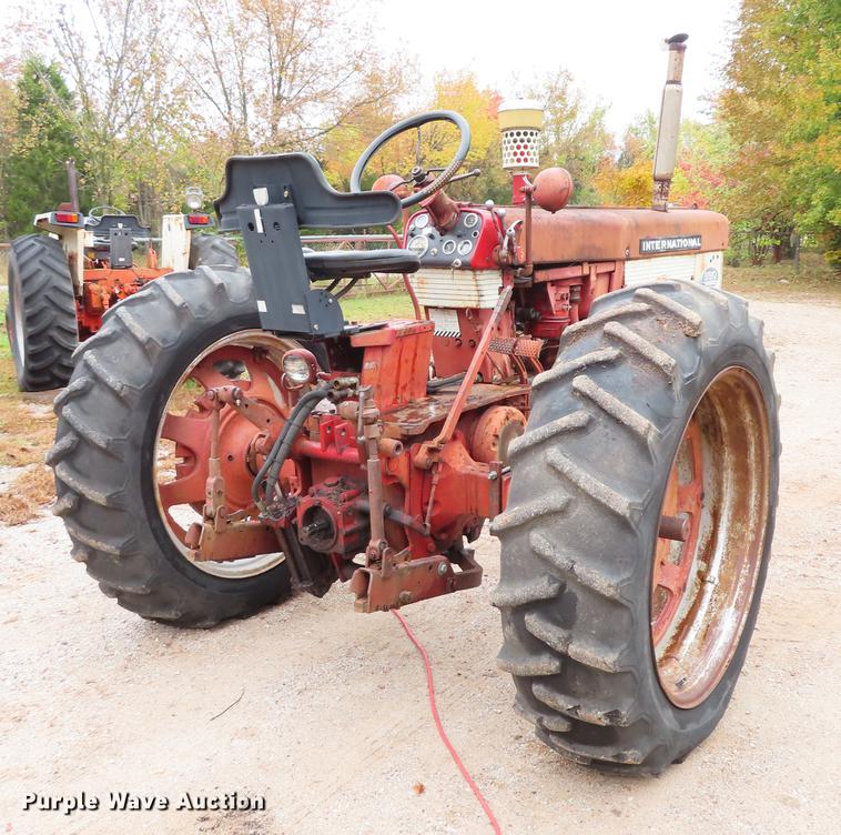 image for item DN9212 International 560 tractor