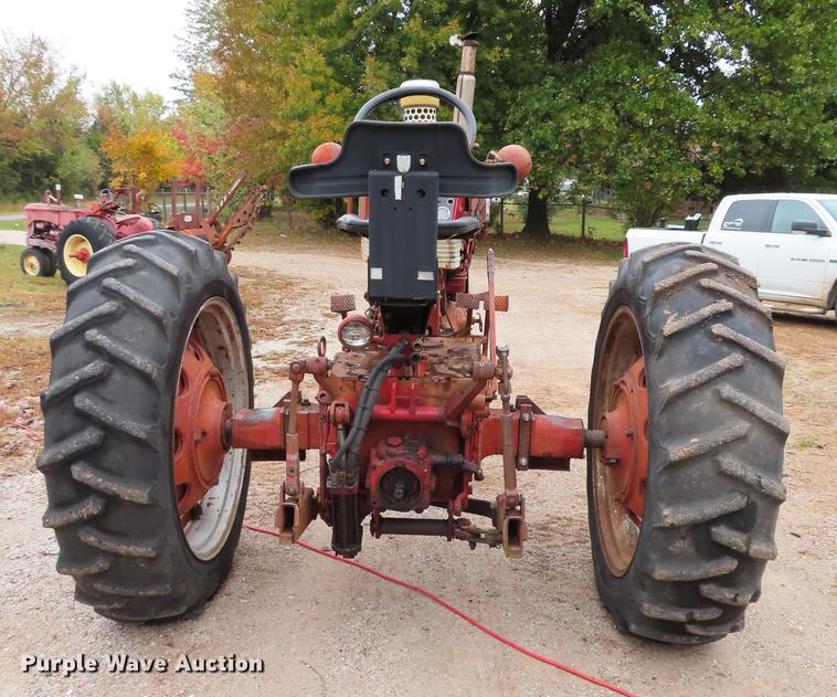 image for item DN9212 International 560 tractor