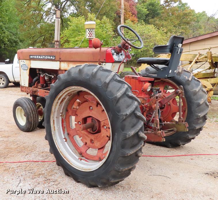 image for item DN9212 International 560 tractor