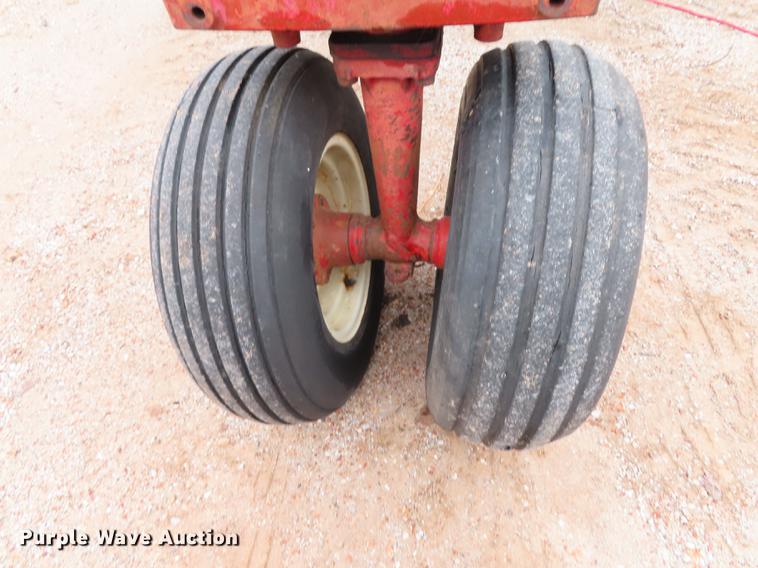 image for item DN9212 International 560 tractor