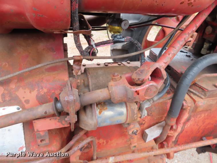 image for item DN9212 International 560 tractor