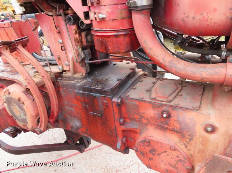 image for item DN9212 International 560 tractor