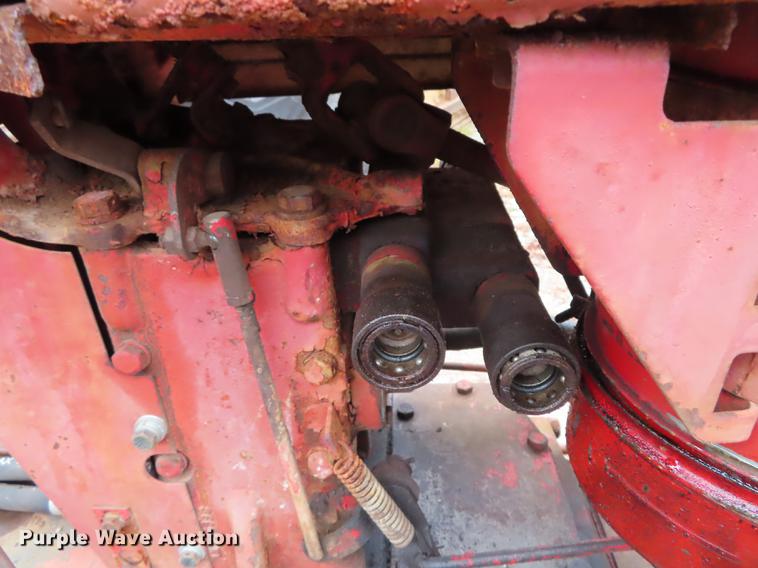 image for item DN9212 International 560 tractor